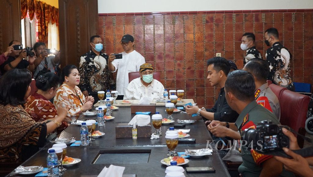 Raja Keraton Surakarta Pakubowono XIII (tengah) bersama dengan kerabat keraton lainnya sewaktu menerima jamuan makan siang dari Wali Kota Surakarta Gibran Rakabuming Raka di Loji Gandrung, Kota Surakarta, Jawa Tengah, Rabu (4/1/2022). 