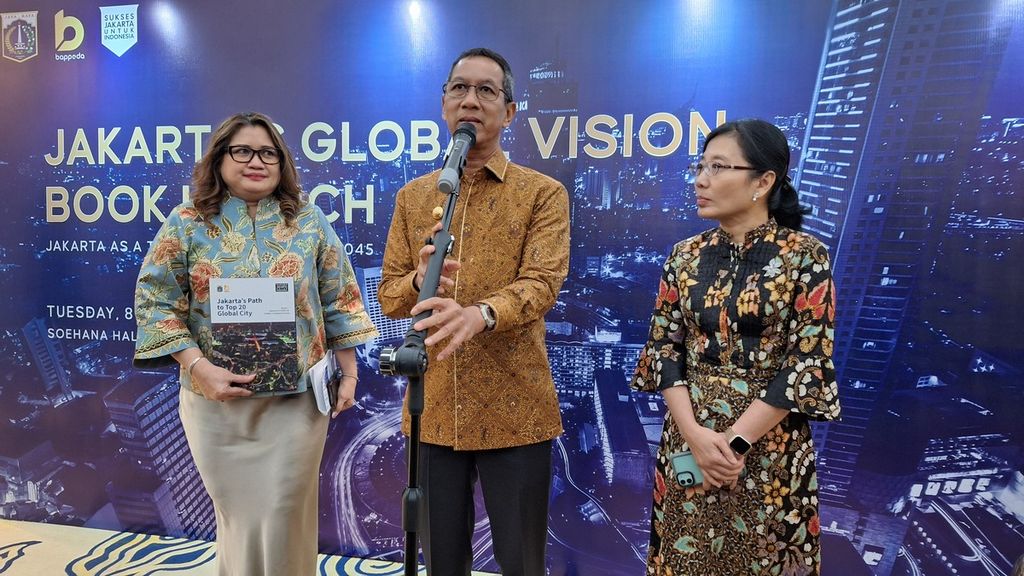 Penjabat Gubernur DKI Jakarta Heru Budi Hartono saat peluncuran buku <i>Jakarta's Path to Top 20 Global City: Book 1 Jakarta' Profile for Global Competitiveness</i> oleh Badan Perencanaan Pembangunan Daerah DKI Jakarta di Jakarta, Selasa (8/10/2024). Buku ini jadi cetak biru Jakarta menuju kota global.