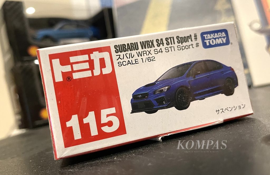 Salah satu <i>die-cast</i> hasil kerja sama jenama mobil Subaru dan perusahaan Tomica yang dijual di pameran otomotif Gaikindo Indonesia International Auto Show 2023.