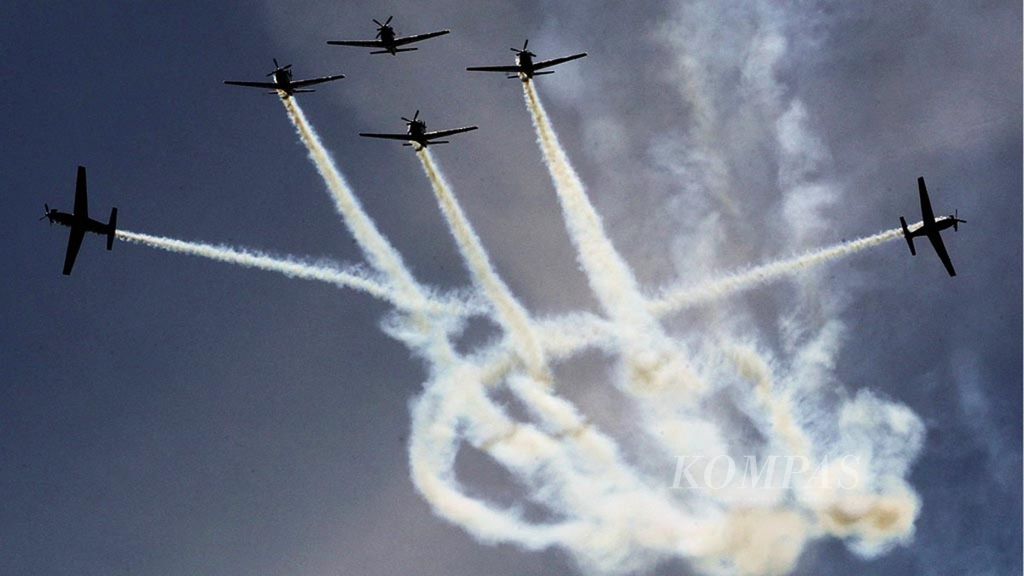 Sejumlah pesawat dari tim Aerobatik Jupiter TNI Angkatan Udara melakukan manuver udara saat berlangsung upacara peringatan ke-71 Hari TNI AU di Lanud Halim Perdanakusuma, Jakarta, Minggu (9/4/2017).