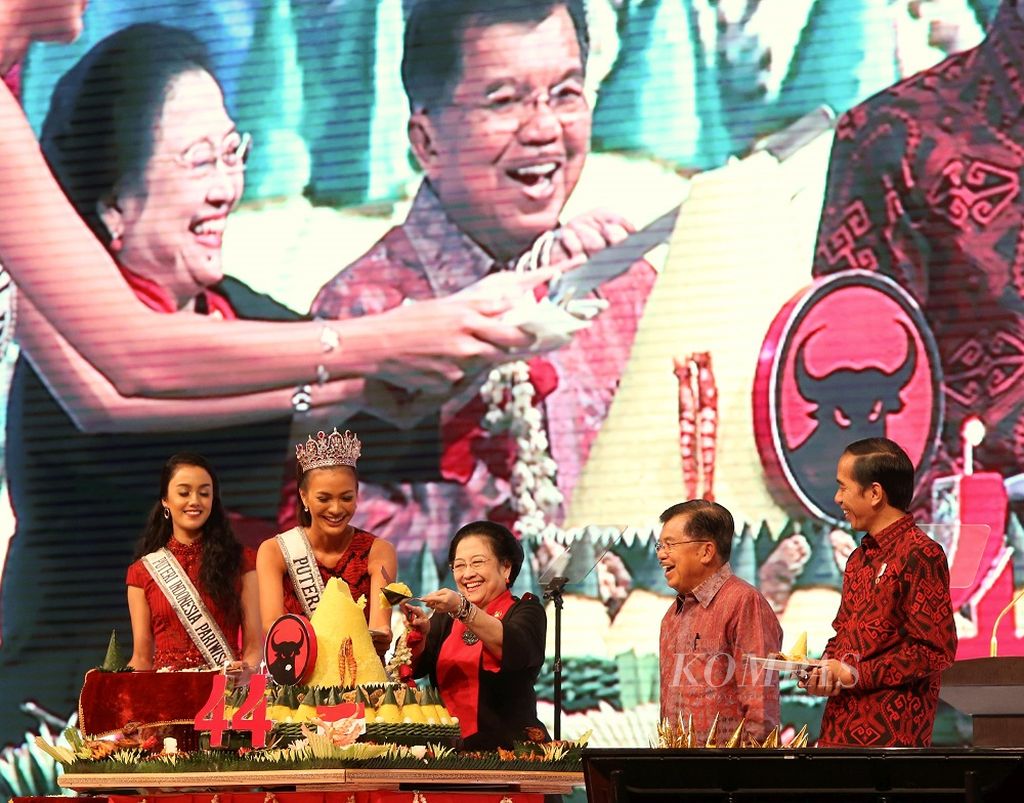 Presiden kelima yang sekaligus Ketua Umum PDI Perjuangan Megawati Soekarnoputri memotong tumpeng yang akan diberikan kepada wakil Presiden Jusuf kalla saat Peringatan HUT Ke-44 PDI Perjuangan di Jakarta Convention Center, Jakarta, Selasa (10/1/2017). Sebelumnya Presiden Joko widodo juga menerima potongan tumpeng.