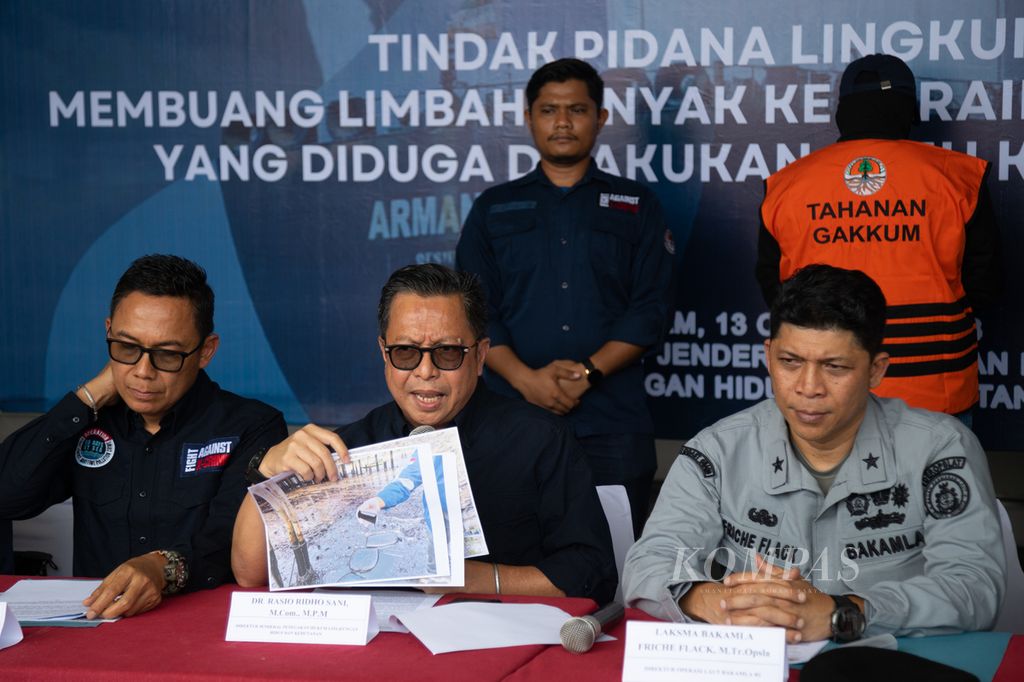 Direktur Jenderal Penegakan Hukum Kementerian Lingkungan Hidup dan Kehutanan (KLHK) Rasio Ridho Sani (tengah) didampingi Direktur Penegakan Hukum Pidana KLHK Yazid Nurhuda (kiri) dan Direktur Operasi Laut Badan Keamanan Laut (Bakamla) Laksamana Pertama Friche Flack saat memberikan keterangan pers terkait penangkapan dua tanker berbendera asing yang diduga melakukan kejahatan lingkungan di perairan Kepulauan Riau, Jumat (13/10/2023).