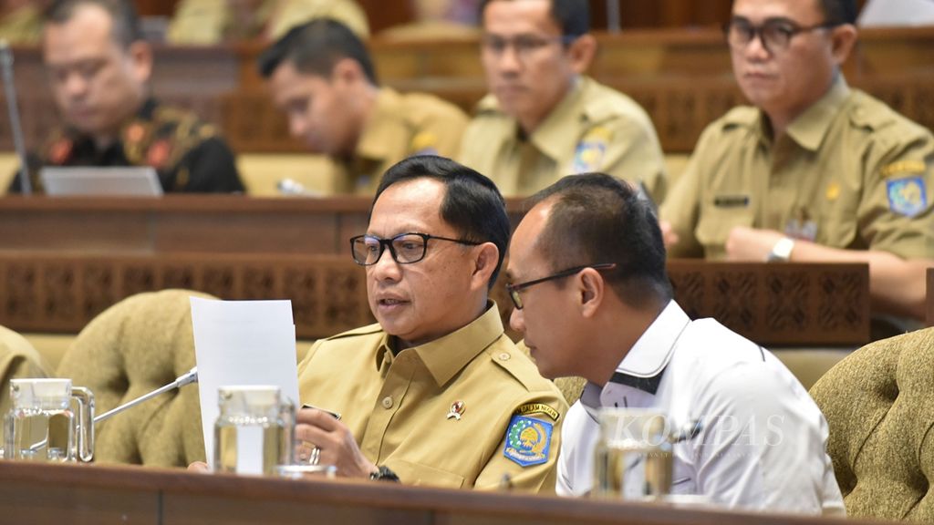 Menteri Dalam Negeri Tito Karnavian menghadiri rapat bersama dengan Komisi II DPR di Kompleks Parlemen, Jakarta, Selasa (26/11/2019). 