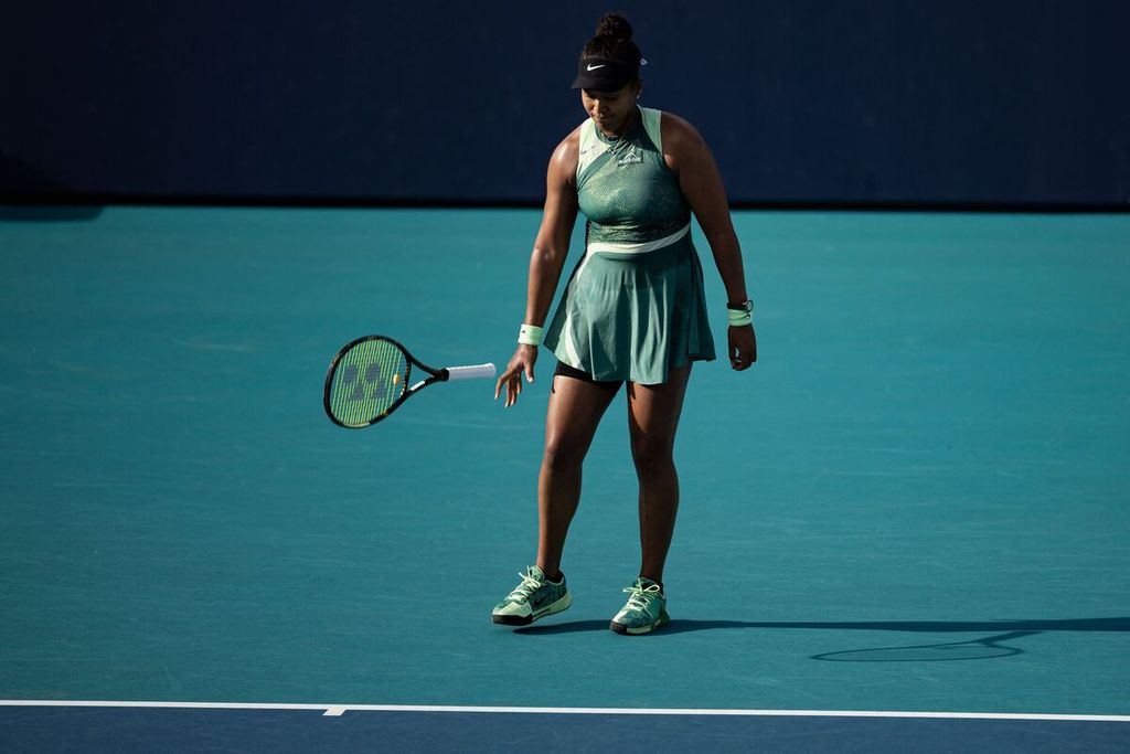 Juara empat kali Grand Slam, Naomi Osaka, mengungkapkan kekecewaannya saat gagal mendapatkan poin melawan Caroline Garcia pada babak ketiga turnamen WTA 1000 Miami, Minggu (24/3/2024). Osaka pun tersingkir setelah kalah pada pertandingan ini.