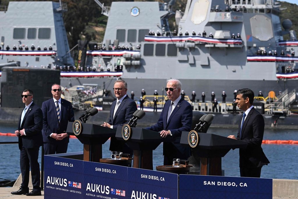 Presiden AS Joe Biden (kedua dari kanan) bersama Perdana Menteri Inggris RIshi Sunak (kanan) dan PM Australia Anthony Albanese (tengah) memberikan keterangan kepada media di KTT AUKUS, 13 Maret 2023, di Pangkalan Angkatan Laut Point Loma, San Diego, California, AS.