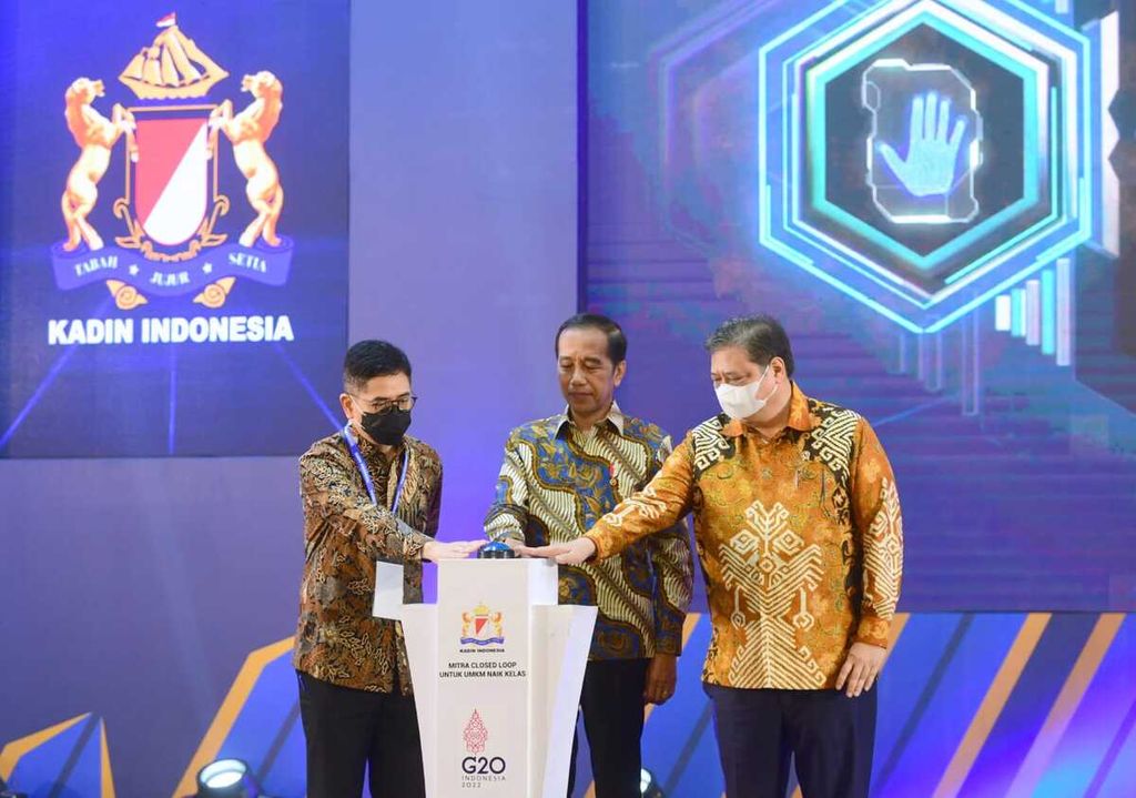 Ketua Umum Kadin Indonesia Arsjad Rasjid, Presiden Joko Widodo, dan Menteri Koordinator Bidang Perekonomian Airlangga Hartarto.