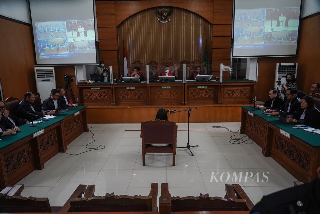 Suasana sidang putusan sela Putri Candrawathi, terdakwa atas kasus pembunuhan Brigadir Nofriansyah Hutabarat, di Pengadilan Negeri Kelas IA Jakarta Selatan, Jakarta, Rabu (26/10/2022). 