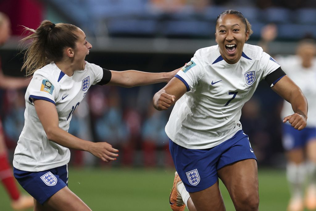 Pemain Inggris, Lauren James (kanan), merayakan golnya ke gawang Denmark pada laga penyisihan Grup D Piala Dunia Putri 2023 di Stadion Sydney, Sydney, Australia, Jumat (28/7/2023). Inggris menang, 1-0.
