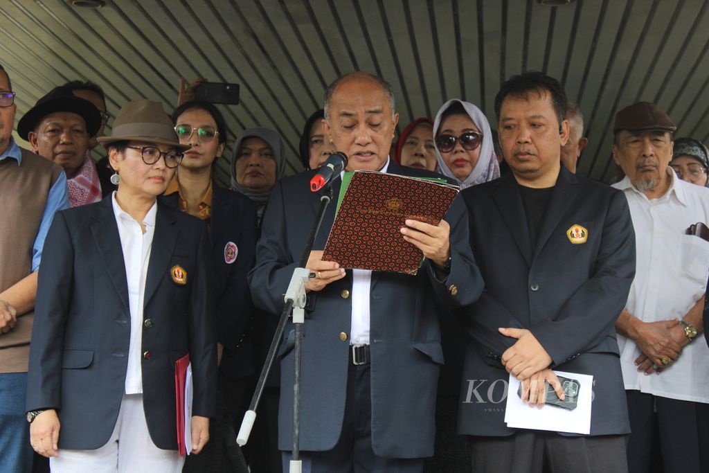 Ketua Senat Akademik Universitas Padjadjaran Ganjar Kurnia membacakan Seruan Padjadjaran di Kampus Unpad Dipati Ukur, Kota Bandung, Jawa Barat, Sabtu (3/2/2024).