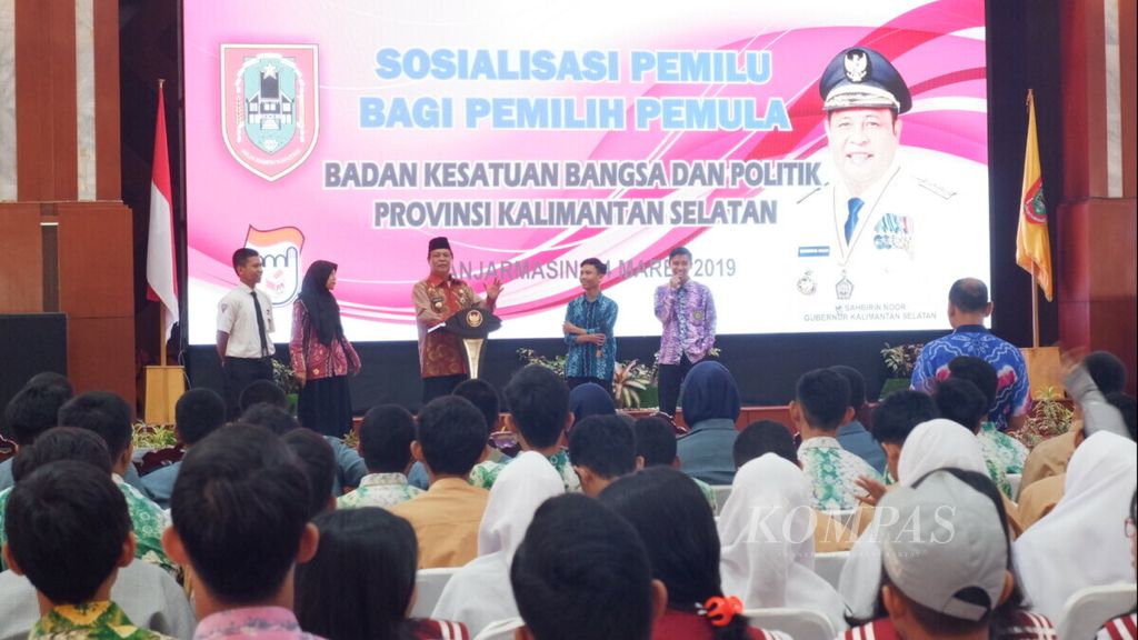 Gubernur Kalimantan Selatan Sahbirin Noor (tengah) berdialog dengan pelajar dalam kegiatan Sosialisasi Pemilu bagi Pemilih Pemula di Banjarmasin, Kamis (14/3/2019).