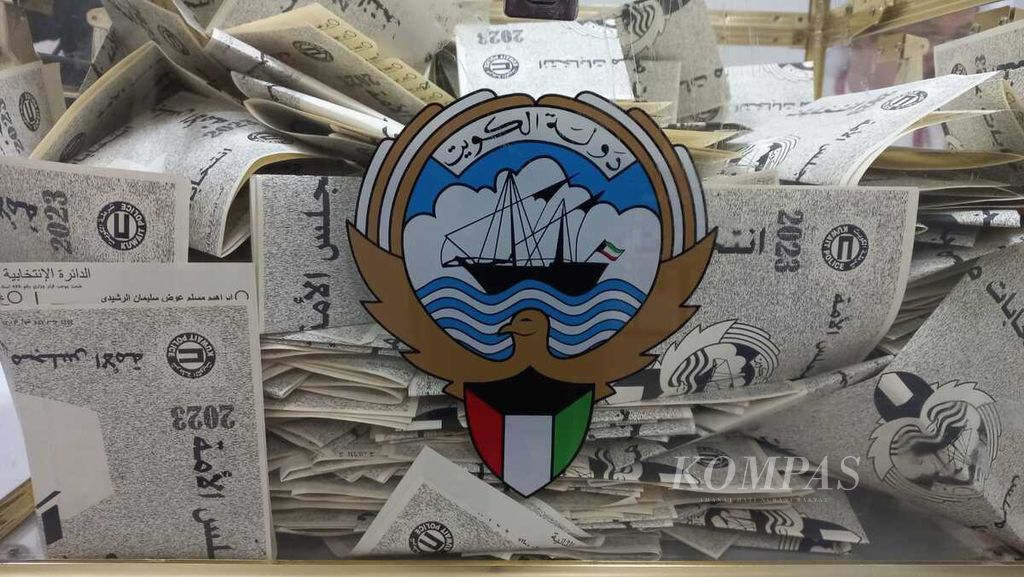 Kertas suara yang telah diisi oleh para pemilih tampak di sebuah kotak suara di sebuah tempat pemungutan suara di sekolah menengah Maan Bin Zaid, Kuwait pada Selasa (6/6/2023).