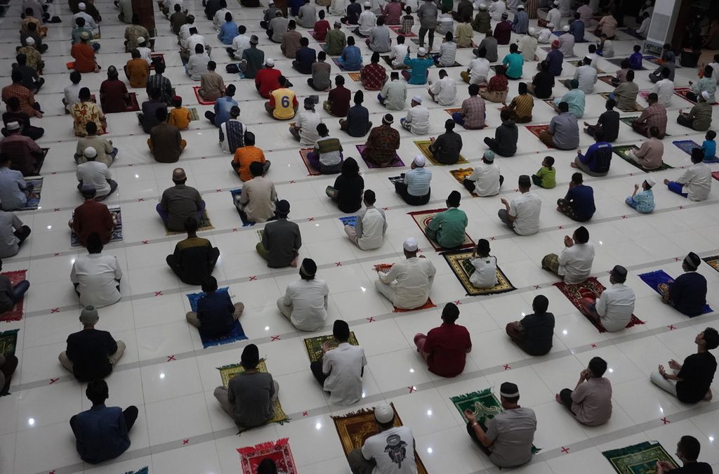 Suasana shalat Tarawih di Masjid Agung Kota Tegal, Jawa Tengah, Senin (12/4/2021).