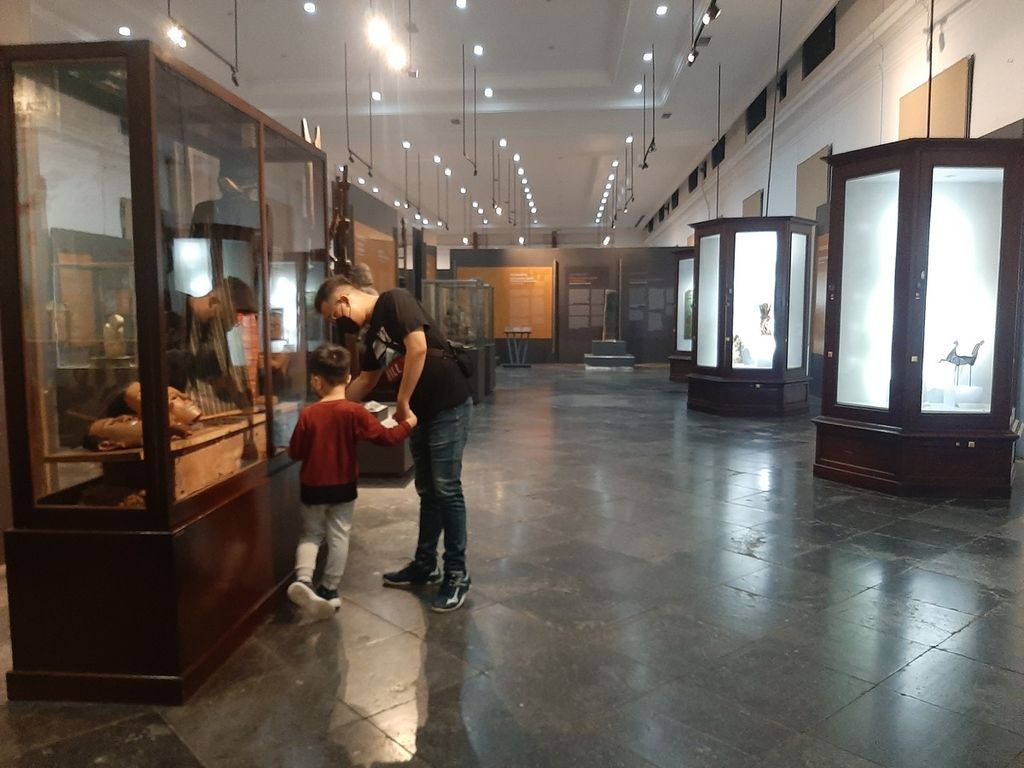 Pengunjung mengamati instalasi di Museum Nasional, Jakarta, pada Jumat (30/12/2022).