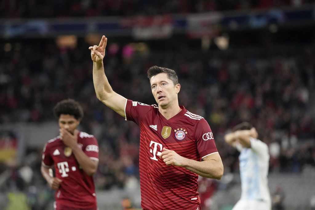 Ujung tombak Bayern Muenchen, Robert Lewandowski, melakukan selebrasi setelah mencetak gol keduanya ke gawang Dynamo Kiev, beberapa waktu lalu. Lewandowski menduduki posisi keempat daftar pencetak gol tersubur Liga Champions eropa dengan empat gol.