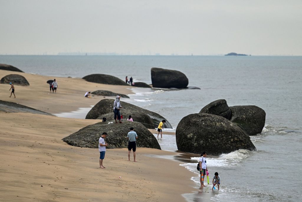 Warga berkumpul di pantai di Kota Xiamen, SElasa (3/8/2022),wilayah terdekat China yang berbatasan dengan Taiwan. Tampak di latar belakang adalah Pulau Kinmen, Taiwan.