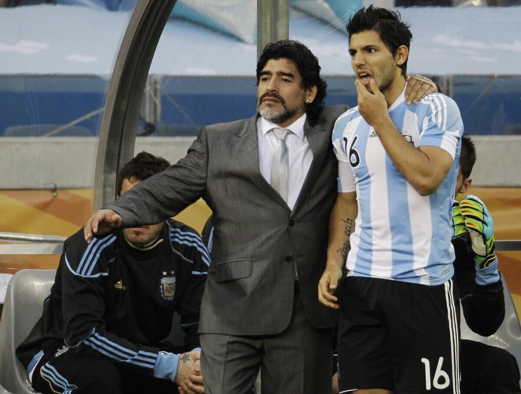 Ilustrasi: Pelatih Argentina Diego Maradona (kiri) memberikan instruksi kepada Sergio Aguero (kanan) pada perempat final Piala Dunia 2010 saat Argentina melawan Jerman di Stadion Green Point, Cape Town, Afrika Selatan, 3 Juli 2010.