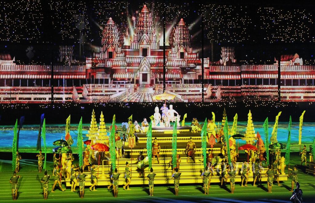 Pagelaran kebudayaan pada upacara pembukaan SEA Games Kamboja 2023 yang menggambarkan kehidupan kerajaan di Kamboja yang membentuk dan membangun negara tersebut di Stadion Nasional Morodok Techo, Jumat (5/5/2023) malam. Puluhan ribu orang memadati stadion.