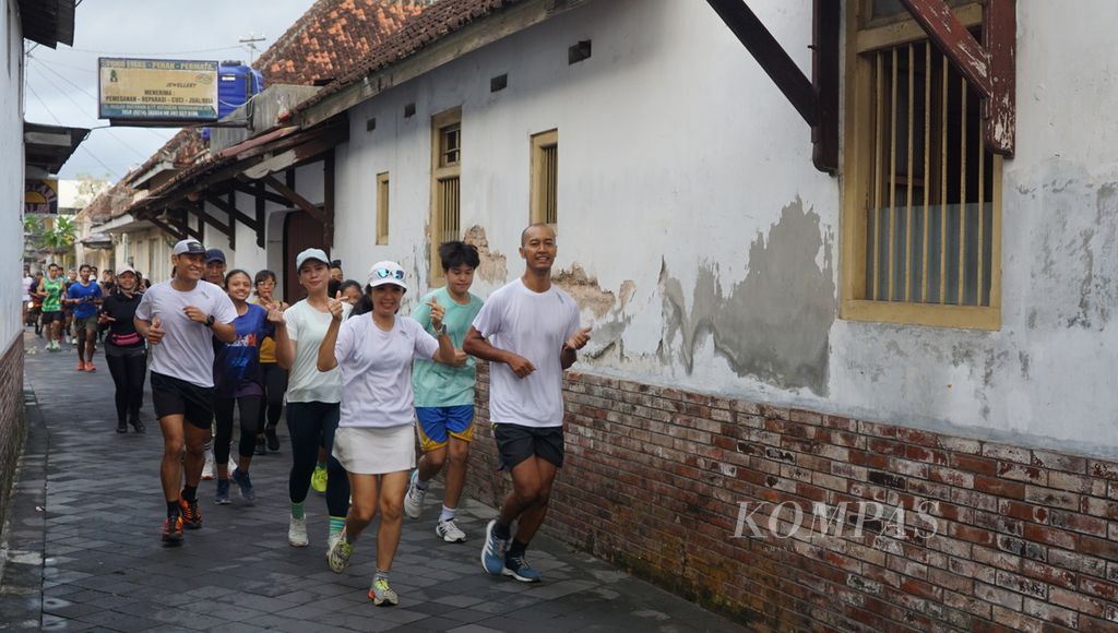 Para pelari dari sejumlah komunitas mengikuti The Tour di kawasan Kotagede, Kota Yogyakarta, Daerah Istimewa Yogyakarta, Sabtu (8/7/2023). 