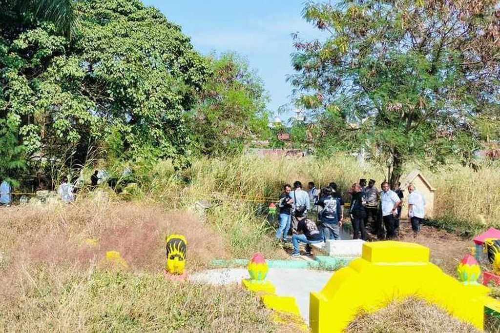 Kepolisian Resor Kota Besar Palembang mengevakuasi jasad siswa SMP berinisial AA, korban pembunuhan dan pemerkosaan di TPU Talang Kerikil, Kota Palembang, Sumatera Selatan, Rabu (4/9/2024).