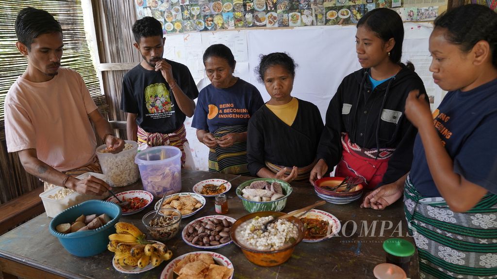 Anggota Lakoat.Kujawas makan bersama memanfaatkan pangan lokal yang tersedia di Desa Taifob, Kecamatan Mollo Utara, Kabupaten Timor Tengah Selatan, NTT, Sabtu (5/8/2023). Bahan pangan lokal diambil dan dipanen dari sekitar desa. 