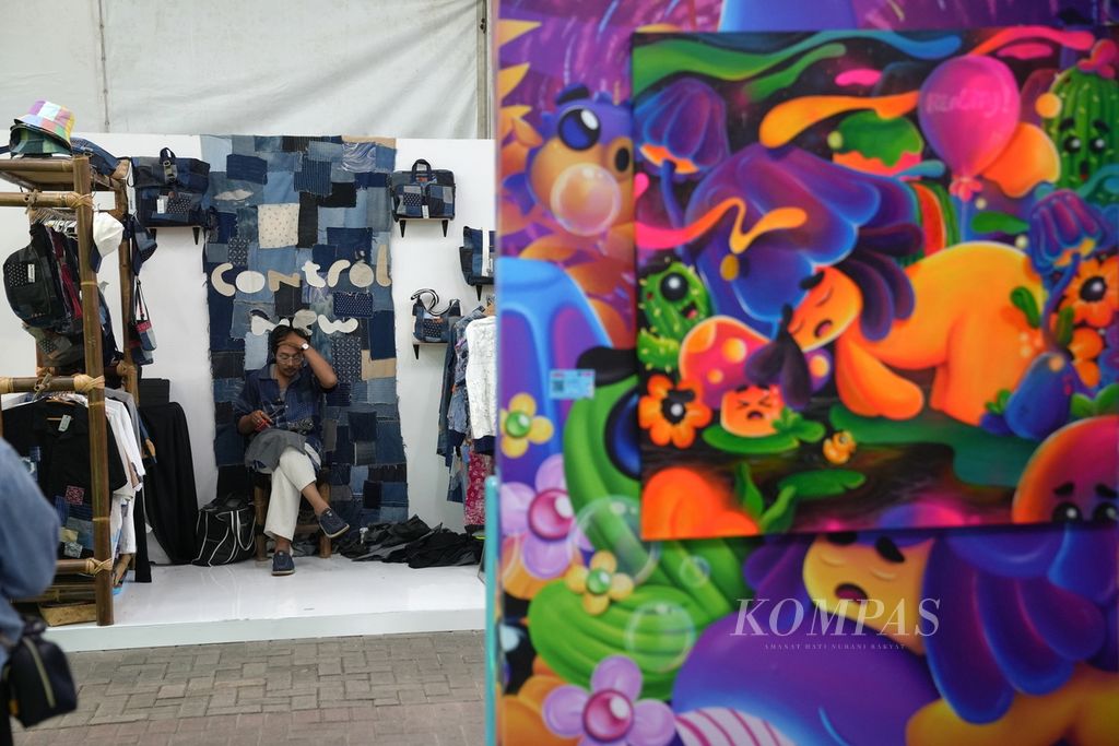 Desainer merapikan potongan jins dalam Jakarta Fashion and Food Festival (JF3) di Summarecon Mall Serpong, Tangerang, Banten, Selasa (30/7/2024). Ajang pameran mode yang ke-20 ini adalah kolaborasi DRP Paris dan DRP Jakarta. Festival berlangsung dari 26 Juli hingga 4 Agustus 2024. Pameran bertujuan mengenalkan jenama lokal agar bisa menembus pasar global. DRP Paris dikenal oleh pecinta tren streetwear internasional sebagai titik kumpul pelaku budaya urban. 