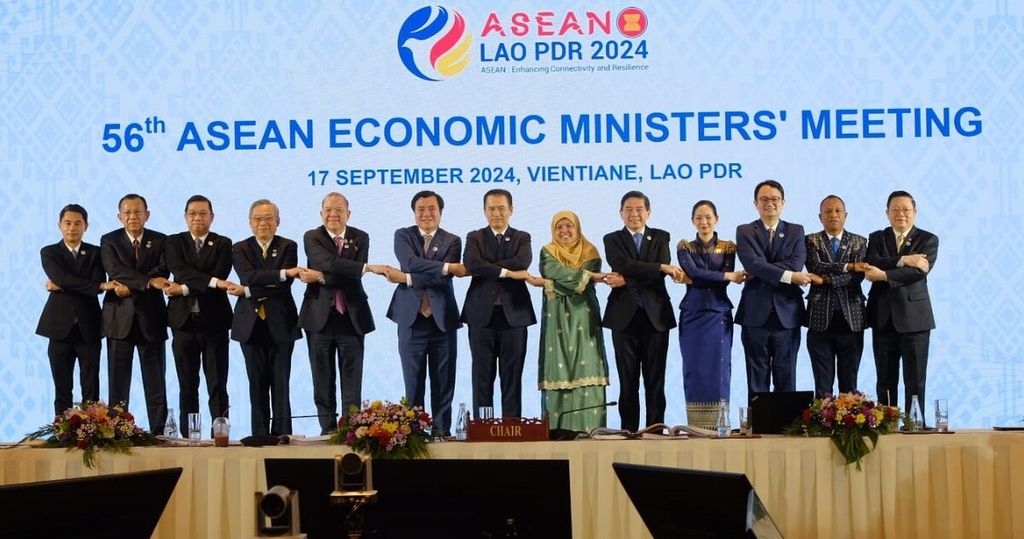 Para menteri bidang ekonomi negara-negara anggota ASEAN bertemu dalam Pertemuan Menteri Ekonomi ASEAN (AEM) ke-56 yang digelar di Vientiane, Laos, pada 17-22 September 2024.