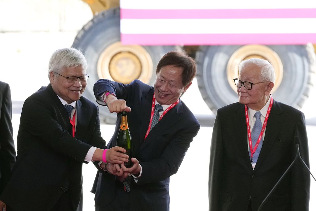 Pemimpin perusahaan Taiwan Semiconductor Manufacturing Company, Chairman Mark Liu (tengah), dan CEO CCWei (kiri) membuka botol sampanye disaksikan pendiri TSMC, Morris Chang, di pabrik baru di Phoenix, Amerika Serikat, 6 Desember 2022.  