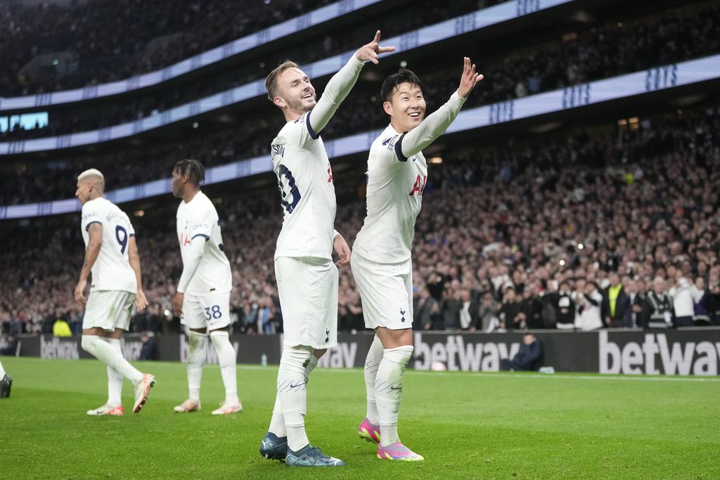 Pemain Tottenham Hotspur, James Maddison, merayakan gol bersama Son Heung-min dalam laga melawan Fulham, Selasa (24/10/2023) dini hari WIB. 