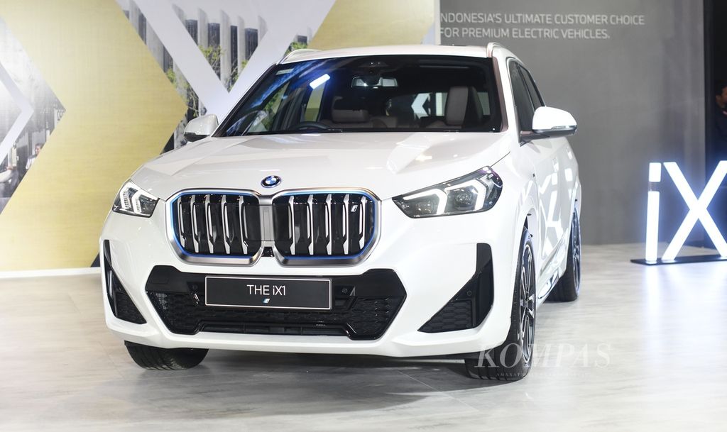 BMW iX1 yang dipamerkan di ajang Indonesia International Motor Show (IIMS) 2024 yang berlangsung di JIExpo Kemayoran, Jakarta, Kamis (15/2/2024).