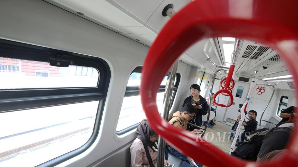 Awak media dan pegiat sosial media mencoba kereta ringan atau <i>light rail transit</i> (LRT) Jakarta rute Velodrome-Kelapa Gading dari Stasiun Velodrome, Rawamangun, Jakarta Timur, Senin (25/2/2019). 
