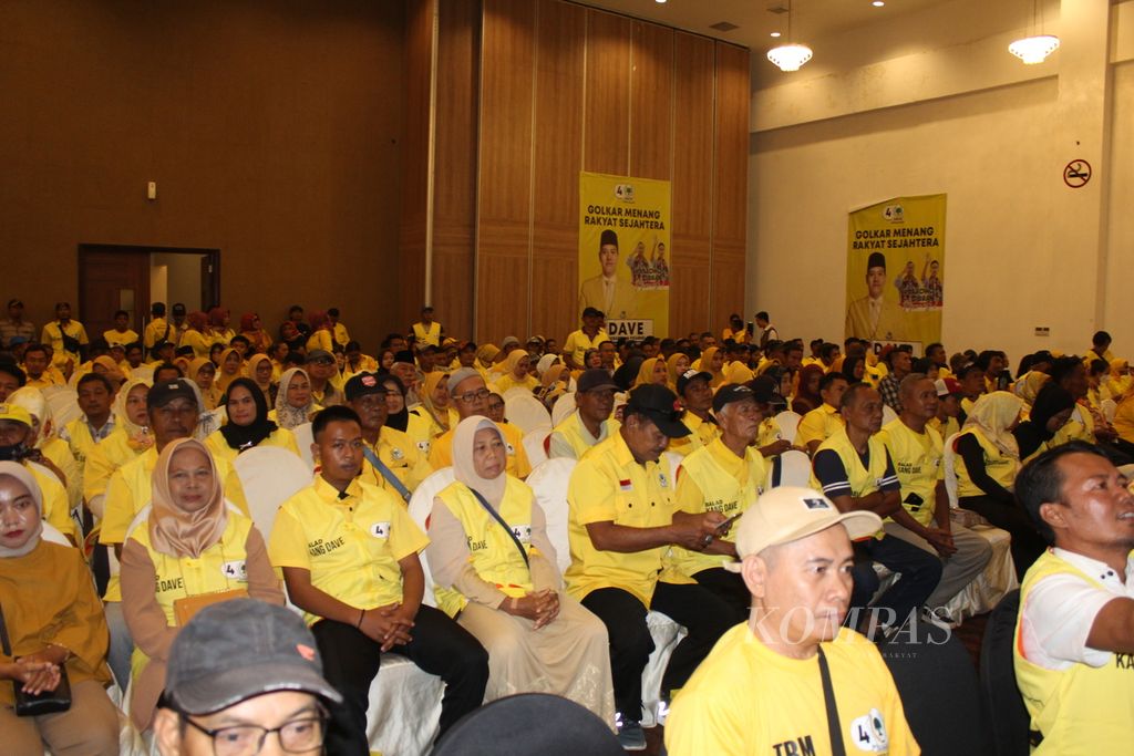 Sejumlah kader Golkar menyimak arahan Ketua Umum Partai Golkar Airlangga Hartarto dalam acara “Konsolidasi Akbar Pemenangan Pileg dan Pilpres 2024” dalam sebuah hotel di Kota Cirebon, Jawa Barat, Rabu (24/1/2024). Dalam pidatonya, Airlangga meminta para kader memenangkan pasangan calon presiden dan calon wakil presiden nomor urut 2 Prabowo-Gibran.