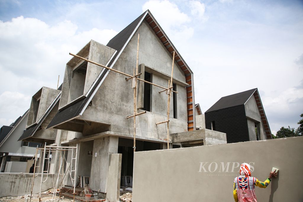 Aktivitas pekerja di proyek perumahan tapak di kawasan Sawangan, Kota Depok, Jawa Barat, Senin (8/1/2024). Perumahan baru tumbuh subur di kawasan Sawangan yang kini dilintasi jalan tol Serpong-Cinere. 