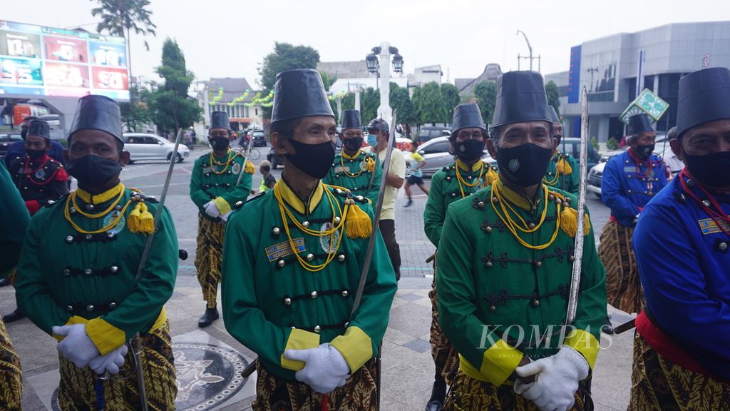 Prajurit Keraton Surakarta Hadiningrat yang dihadirkan untuk memeriahkan ”Semarak Ramadan 2022” di Kota Surakarta, Jawa Tengah, Sabtu (2/4/2022). Acara tersebut bertujuan untuk memeriahkan Ramadhan di kota tersebut.