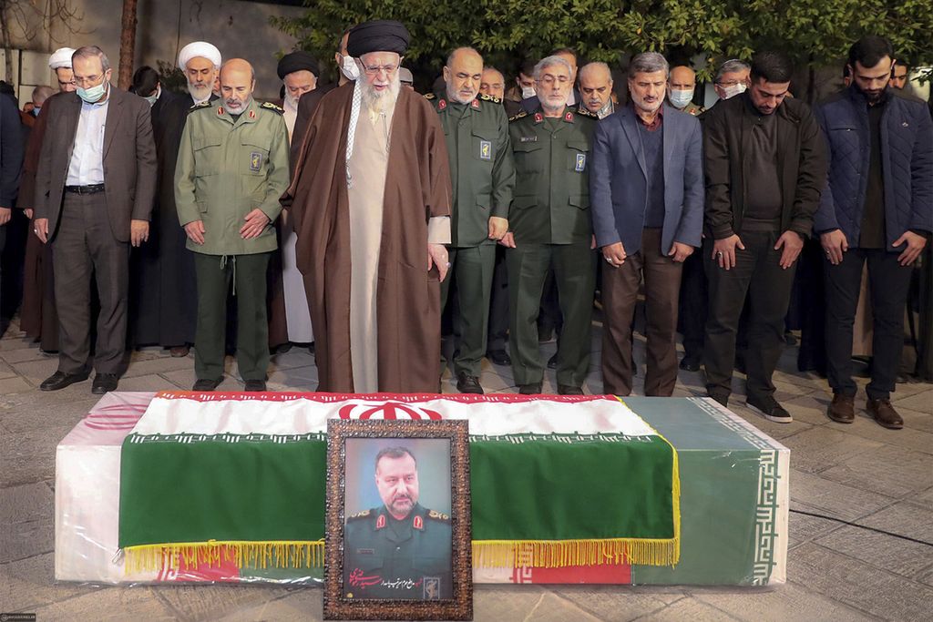 Pemimpin Tertinggi Iran Ayatollah Ali Khamenei memimpin shalat jenazah sebagai penghormatan kepada Brigadir Jenderal Sayyed Reza Mousavi, Kamis (28/12/2023), di Teheran, Iran. Mousavi merupakan perwira tinggi Brigade Al Quds di Garda Revolusi Iran.