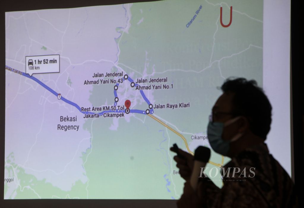 Komisioner Komnas HAM, Beka Ulung Hapsara, memberikan penjelasan terkait sejumlah dokumen dalam kasus kematian enam laskar FPI di Tol Jakarta-Merak saat penyampaian keterangan kepada wartawan di Kantor Komnas HAM, Jakarta, Kamis (8/1/2021). 