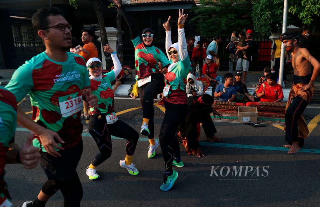 Ekspresi kegembiraan peserta Bank Jateng Friendship Run di Kota Semarang, Jawa Tengah, Minggu (25/6/2023). 