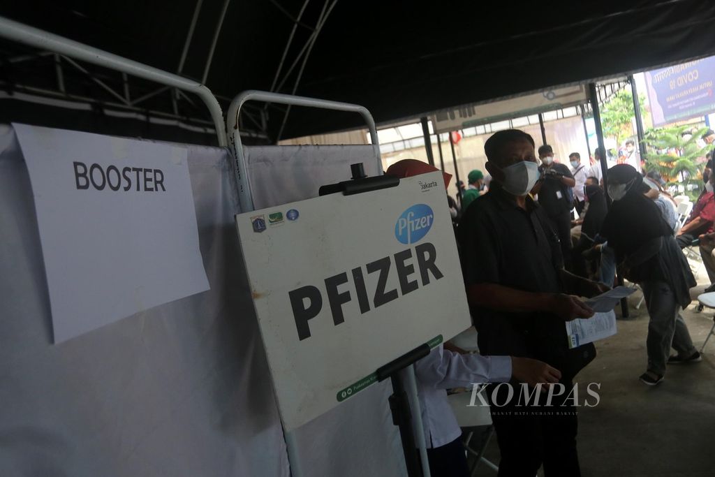 Warga lanjut usia antre untuk mengikuti program penyuntikan dosis ketiga atau <i>booster</i> vaksin Covid-19 di Puskesmas Kramat Jati, Jakarta Timur, Rabu (12/1/2022).