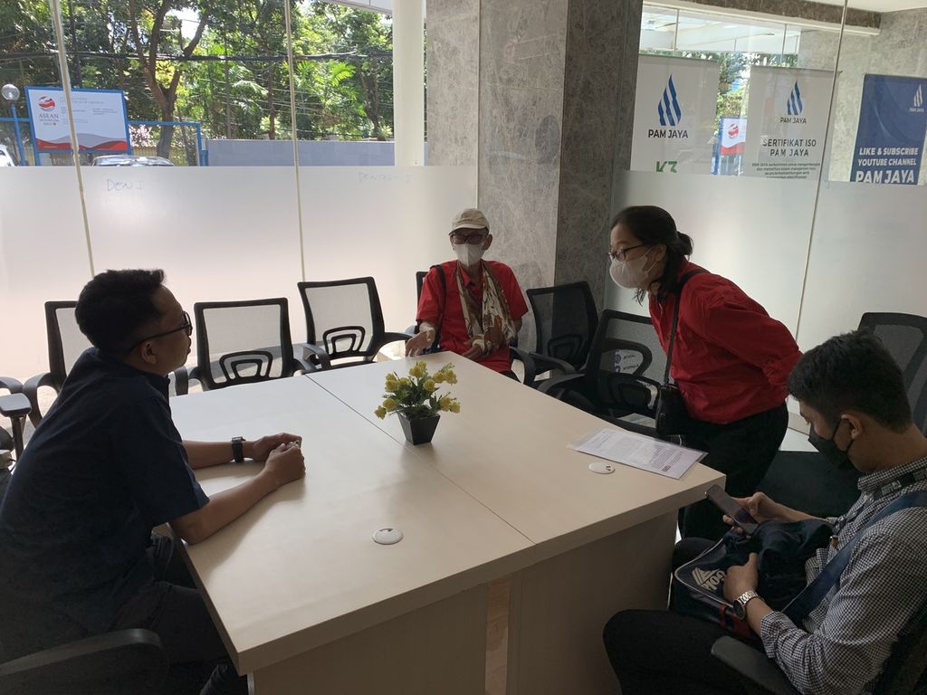 Penghuni Rusunami City Garden Cengkareng dengan perwakilan Perusahaan Umum Daerah Air Minum Jaya atau Perumda Jaya di kantor PAM Jaya, Jakarta Pusat, Senin (17/4/2023).