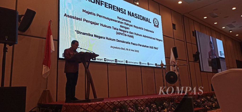 Ketua Umum Asosiasi Pengajar Hukum Tata Negara dan Hukum Administrasi Negara Guntur Hamzah memberikan sambutan saat pembukaan Konferensi Nasional APHTN-HAN di Bali, Kamis (19/5/2022). 