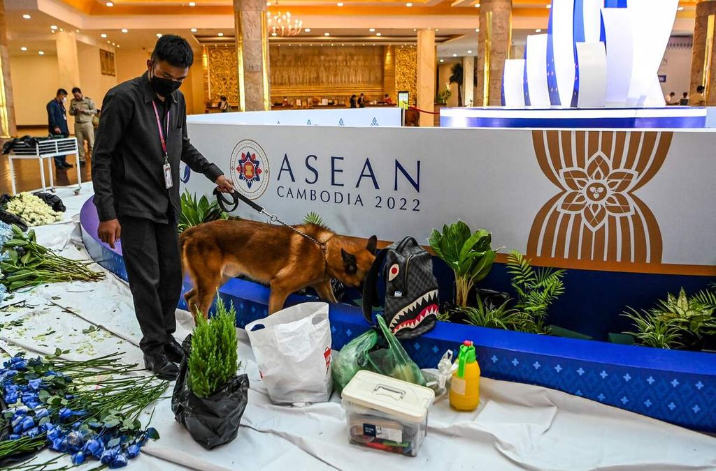 Aparat keamanan menggunakan anjing pelacak untuk memeriksa keamanan di hotel tempat penyelenggaraan KTT ASEAN di Phnom Penh, Kamboja, Senin (7/11/2022).  
