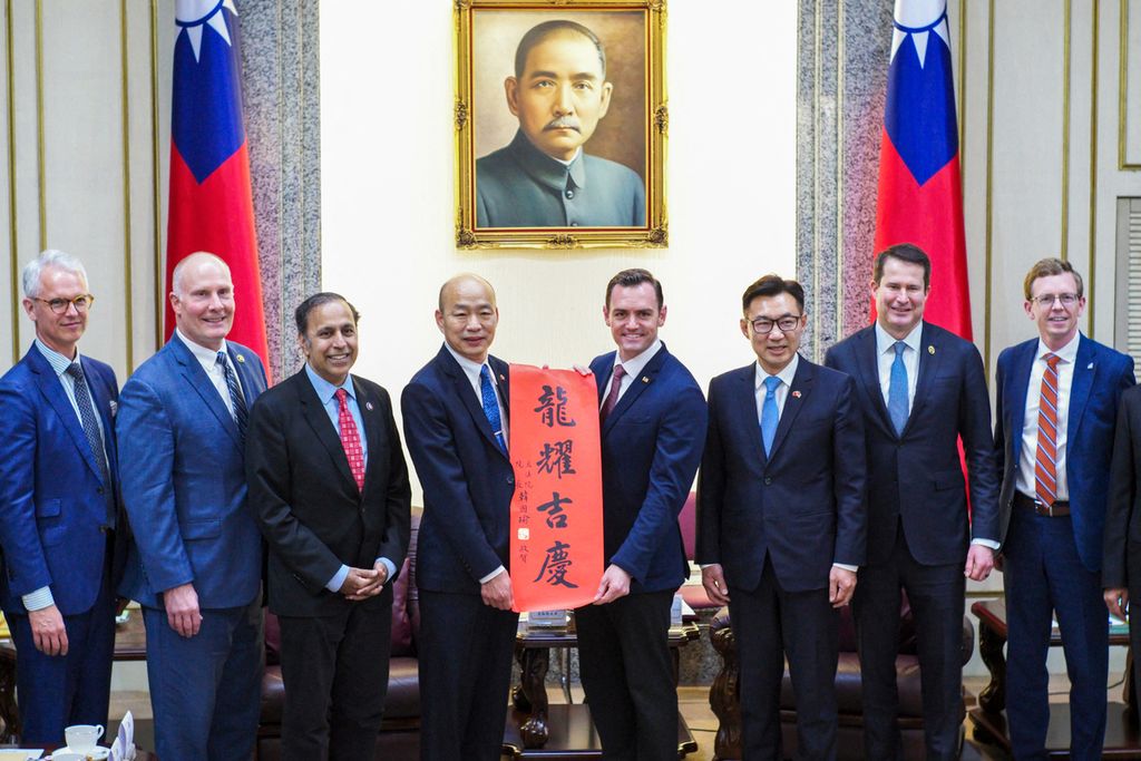 Pejabat DPR Amerika Serikat, Mike Gallagher (keempat dari kanan), menerima <i>chunlian</i>, kaligrafi berbunyi Semoga beruntung dari Ketua Parlemen Taiwan Han Kuo-yu (keempat dari kiri) di Taipei, Taiwan, 22 Februari 2024.  