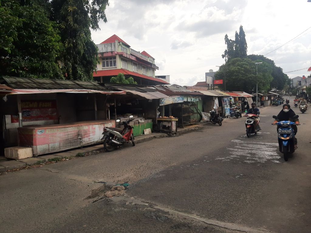 Suasana pedagang kaki lima di Jalan Taman Asri Lama, Cipadu, Kecamatan Larangan, Tangerang, Minggu (2/4/2023).