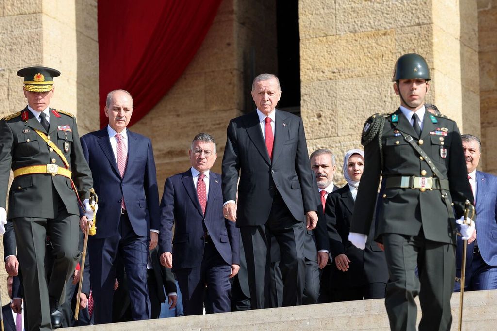 Presiden Turki Recep Tayyip Erdogan (tengah) dan para pejabat Turki mengunjungi Anitkabir, mausoleum pendiri Republik Turki, Mustafa Kemal Ataturk, untuk merayakan 100 tahun berdirinya Republik Turki di Ankara, Turki, 29 Oktober 2023. 