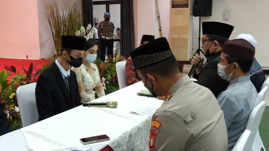 Pasangan berinisial N (laki-laki) dan MS (perempuan) melangsungkan pernikahan di kantor Polres Metro Jakarta Timur, Kamis (7/7/2022). Pernikahan keduanya dilakukan setelah MS menjadi tersangka pembuangan bayi hasil hubungannya dengan N.
