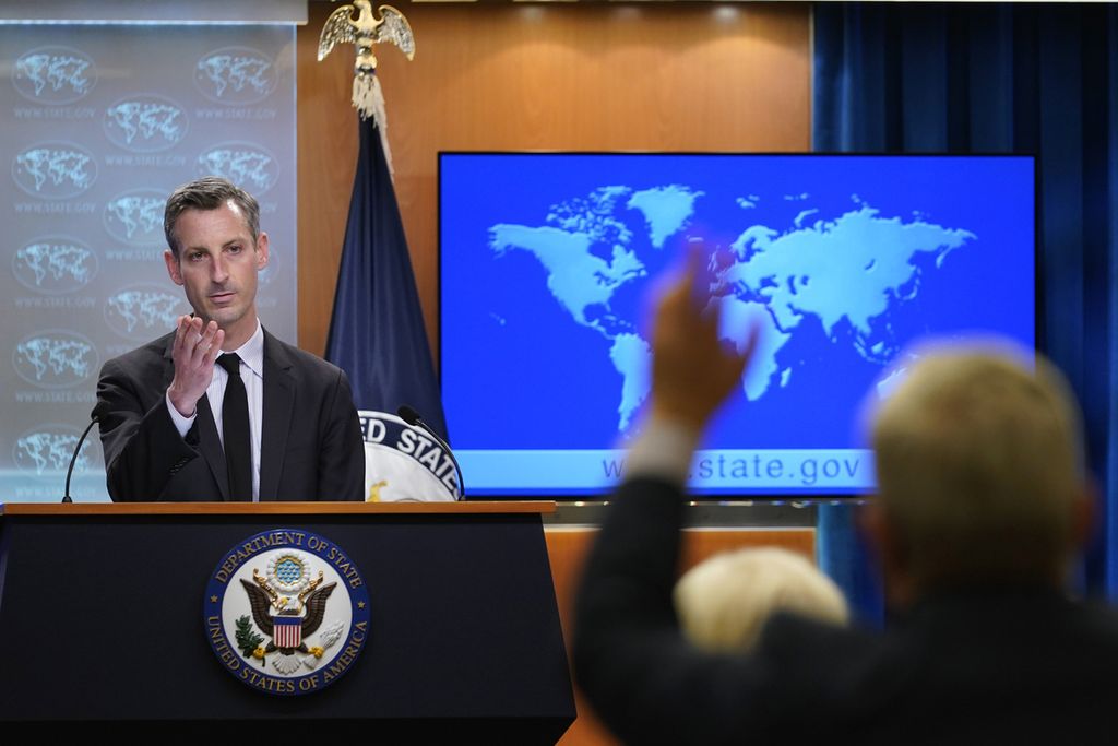 Juru bicara Departemen Luar Negeri AS,  Ned Price saat menjawab pertanyaan wartawan dalam sesi taklimat media di Departemen Luar Negeri AS di Washington DC pada 1 Februari 2022.