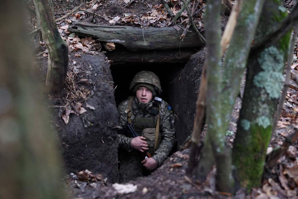 Personel pasukan Ukraina di Bakhmut berlindung di kubu bawah tanah, Sabtu (18/11/2023). Ukraina khawatir dukungan komunitas internasional menyusut.