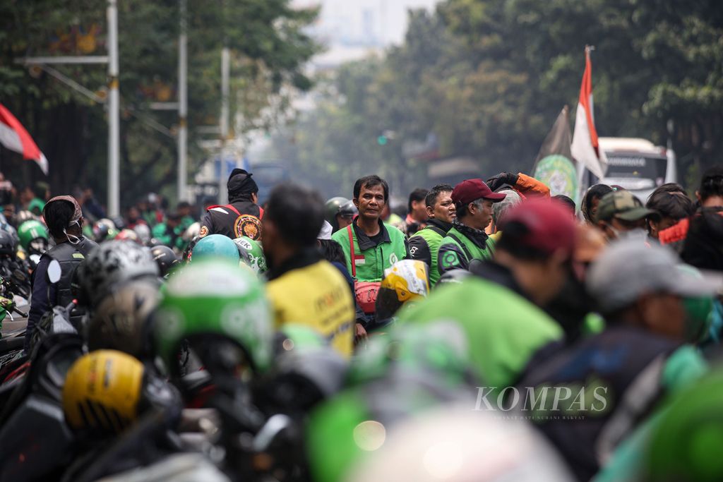 Para pengemudi ojek <i>online </i>atau ojek daring bersiap melakukan aksi unjuk rasa di kawasan Patung Kuda Wijaya, Jakarta, Kamis (29/8/2024). 