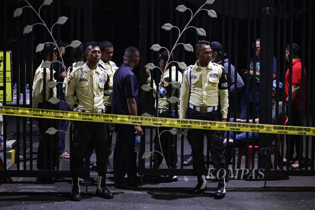 Petugas keamanan menjaga pintu masuk perumahan yang terdampak ledakan Gudang Amunisi Daerah (Gudmurah) Kodam Jayakarta di Ciangsana, Kabupaten Bogor, Jawa Barat, Minggu (31/3/2024).  