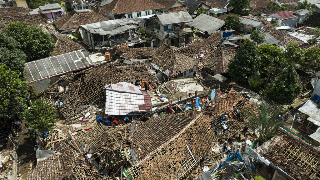 Foto aerial tim SAR gabungan dibantu sukarelawan melakukan evakuasi di salah satu rumah warga di Desa Mangunkerta, Kecamatan Cugenang, Kabupaten Cianjur, Jawa Barat, Kamis (24/11/2022). 