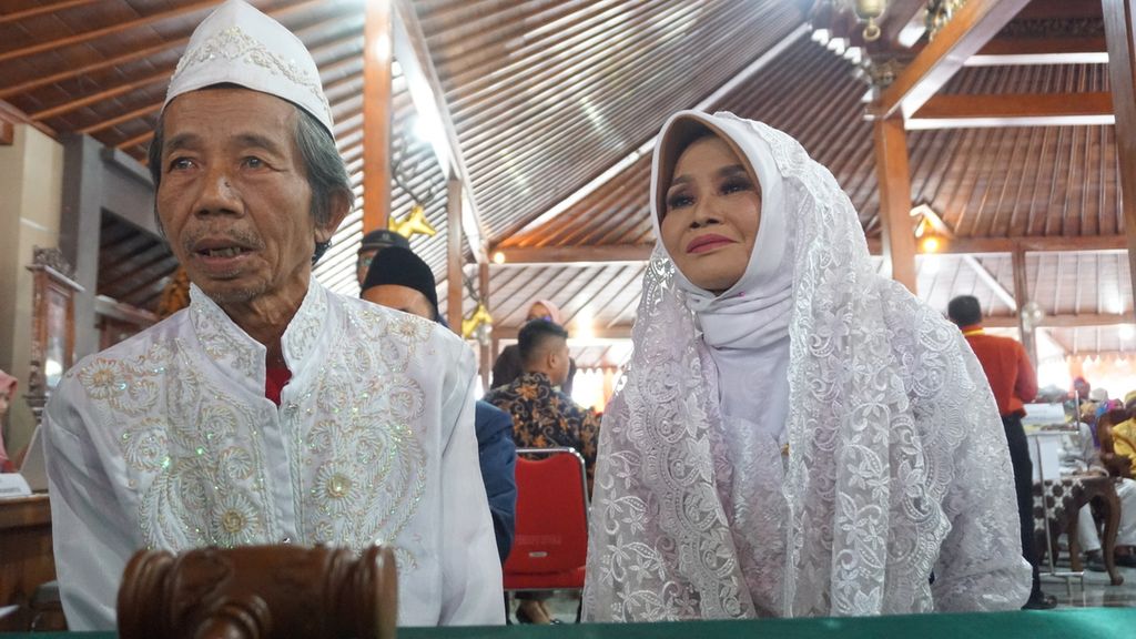 Sepasang pengantin mengikuti pernikahan massal yang digelar dalam rangka Hari Jadi Ke-449 Kabupaten Banyumas, Jawa Tengah, Jumat (28/2/2020). 